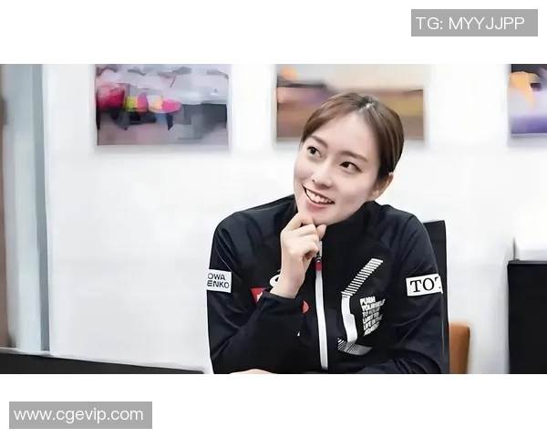 石川佳纯在青森举行“乒乓球教室”活动,展露笑颜并与儿童进行沟通